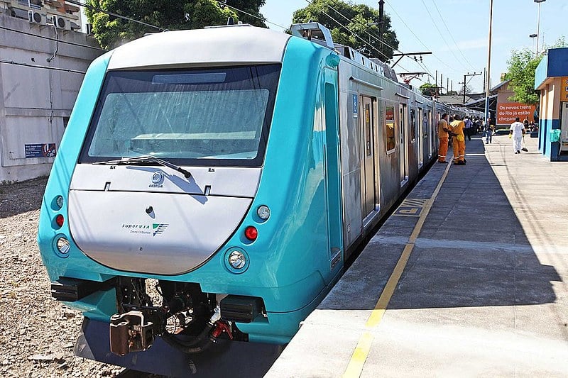 Criminosos assaltam passageiros de trem no Engenho de Dentro RJ