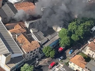 image-59 Incêndio de Grandes Proporções Atinge Fábrica de Fantasias de Carnaval na Zona Norte do Rio de Janeiro