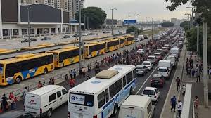 Avenida Brasil interditada, conflito armado no Rio, segurança pública RJ, impacto no transporte Rio de Janeiro, interdição Avenida Brasil.