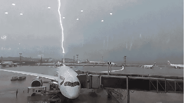 Passageiro filma momento exato em que raio atinge avião no Aeroporto Internacional de SP